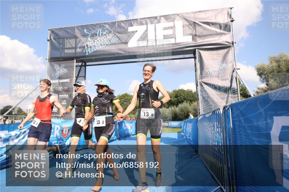 25.08.2024 - Elbe Triathlon Hamburg H.Heesch http://msf.ph/oto/6858192 25.08.2024 16:22:19 Ziel  meine-sportfotos.de