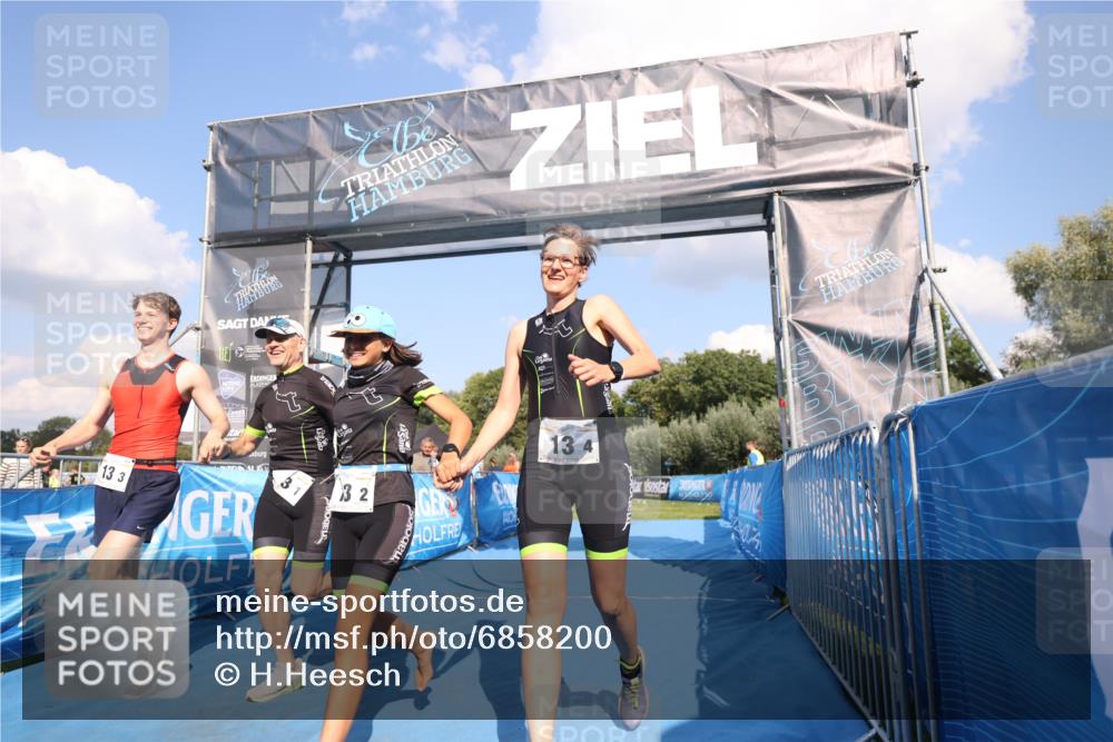25.08.2024 - Elbe Triathlon Hamburg H.Heesch http://msf.ph/oto/6858200 25.08.2024 16:22:19 Ziel  meine-sportfotos.de