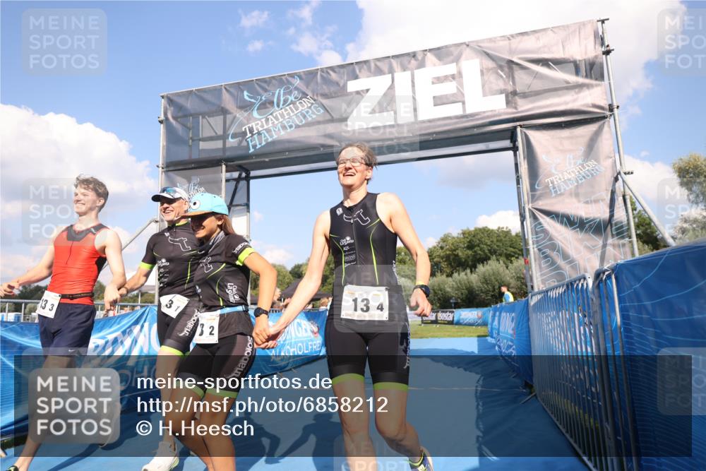 25.08.2024 - Elbe Triathlon Hamburg H.Heesch http://msf.ph/oto/6858212 25.08.2024 16:22:19 Ziel  meine-sportfotos.de