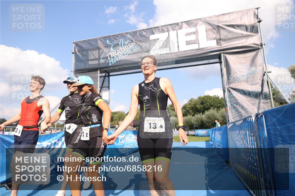 25.08.2024 - Elbe Triathlon Hamburg H.Heesch http://msf.ph/oto/6858216 25.08.2024 16:22:19 Ziel  meine-sportfotos.de
