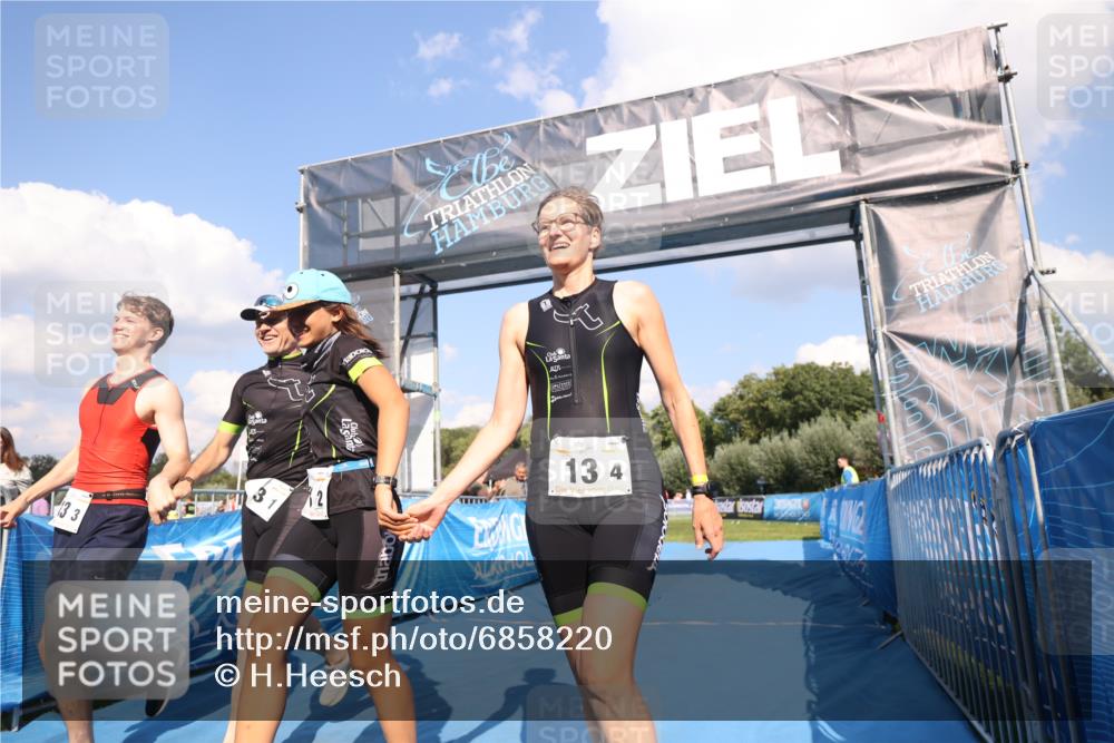 25.08.2024 - Elbe Triathlon Hamburg H.Heesch http://msf.ph/oto/6858220 25.08.2024 16:22:19 Ziel  meine-sportfotos.de