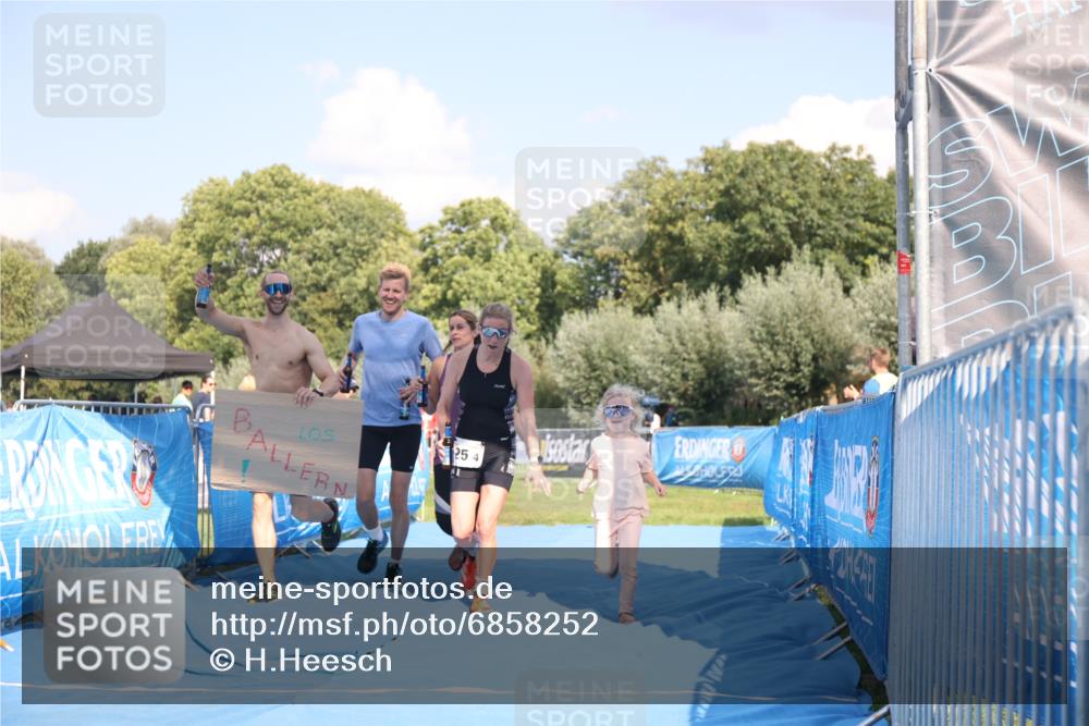 25.08.2024 - Elbe Triathlon Hamburg H.Heesch http://msf.ph/oto/6858252 25.08.2024 16:23:16 Ziel  meine-sportfotos.de