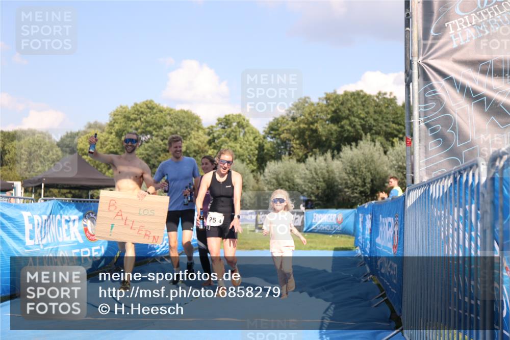 25.08.2024 - Elbe Triathlon Hamburg H.Heesch http://msf.ph/oto/6858279 25.08.2024 16:23:16 Ziel  meine-sportfotos.de