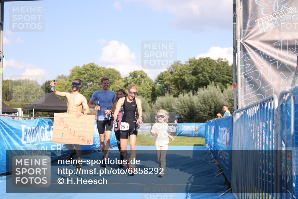 25.08.2024 - Elbe Triathlon Hamburg H.Heesch http://msf.ph/oto/6858292 25.08.2024 16:23:16 Ziel  meine-sportfotos.de
