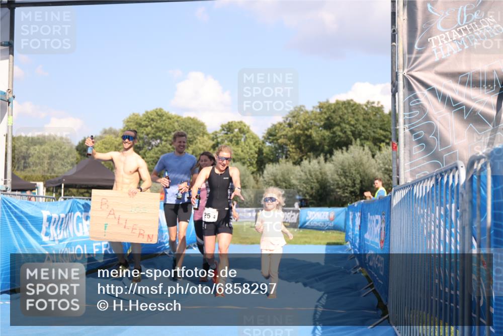 25.08.2024 - Elbe Triathlon Hamburg H.Heesch http://msf.ph/oto/6858297 25.08.2024 16:23:16 Ziel  meine-sportfotos.de