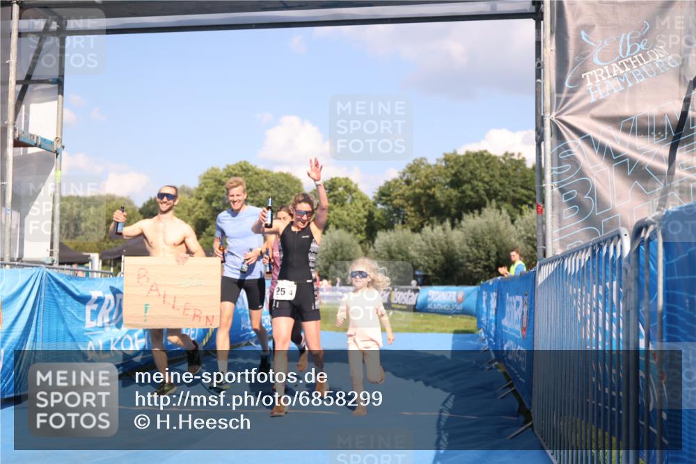 25.08.2024 - Elbe Triathlon Hamburg H.Heesch http://msf.ph/oto/6858299 25.08.2024 16:23:17 Ziel  meine-sportfotos.de