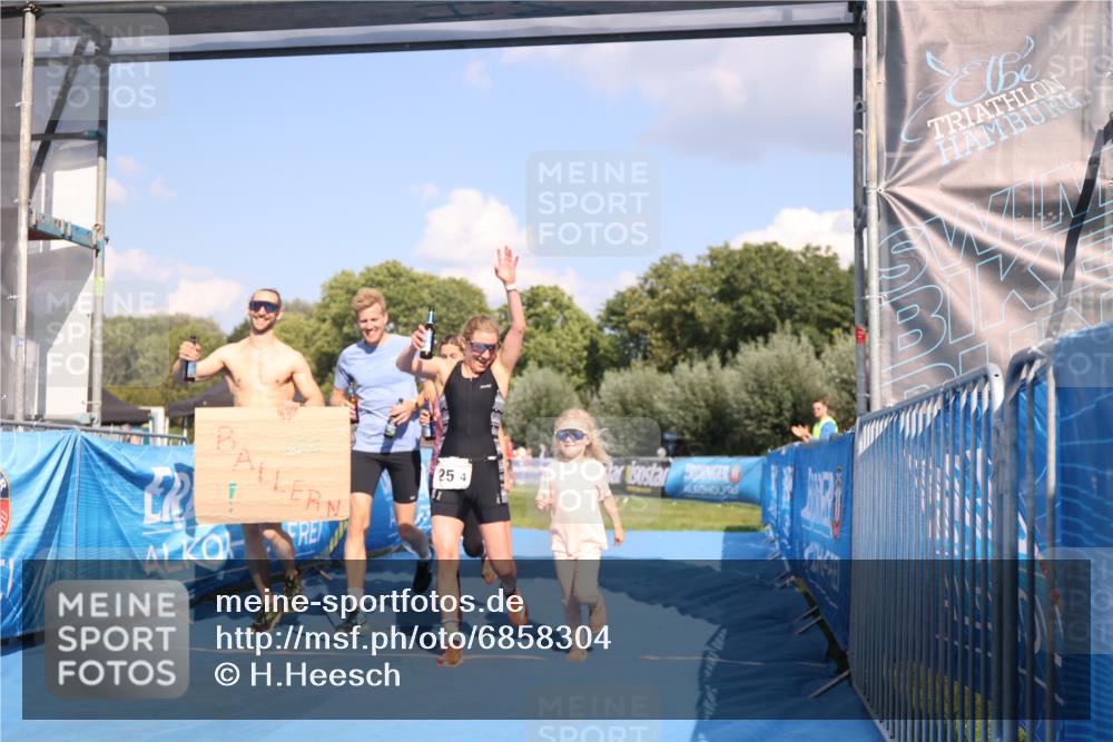 25.08.2024 - Elbe Triathlon Hamburg H.Heesch http://msf.ph/oto/6858304 25.08.2024 16:23:17 Ziel  meine-sportfotos.de