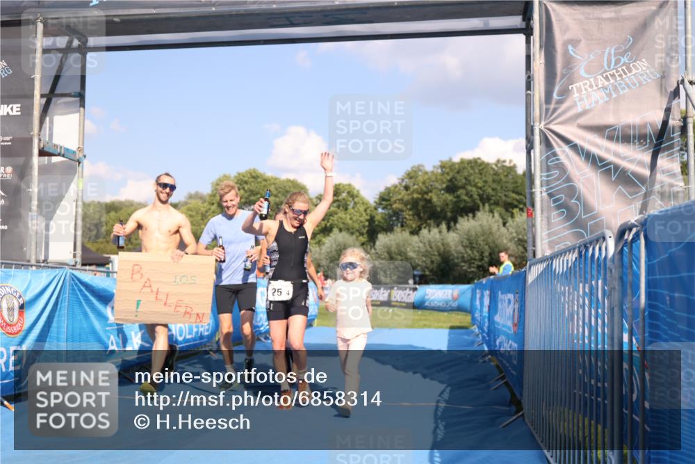 25.08.2024 - Elbe Triathlon Hamburg H.Heesch http://msf.ph/oto/6858314 25.08.2024 16:23:17 Ziel  meine-sportfotos.de