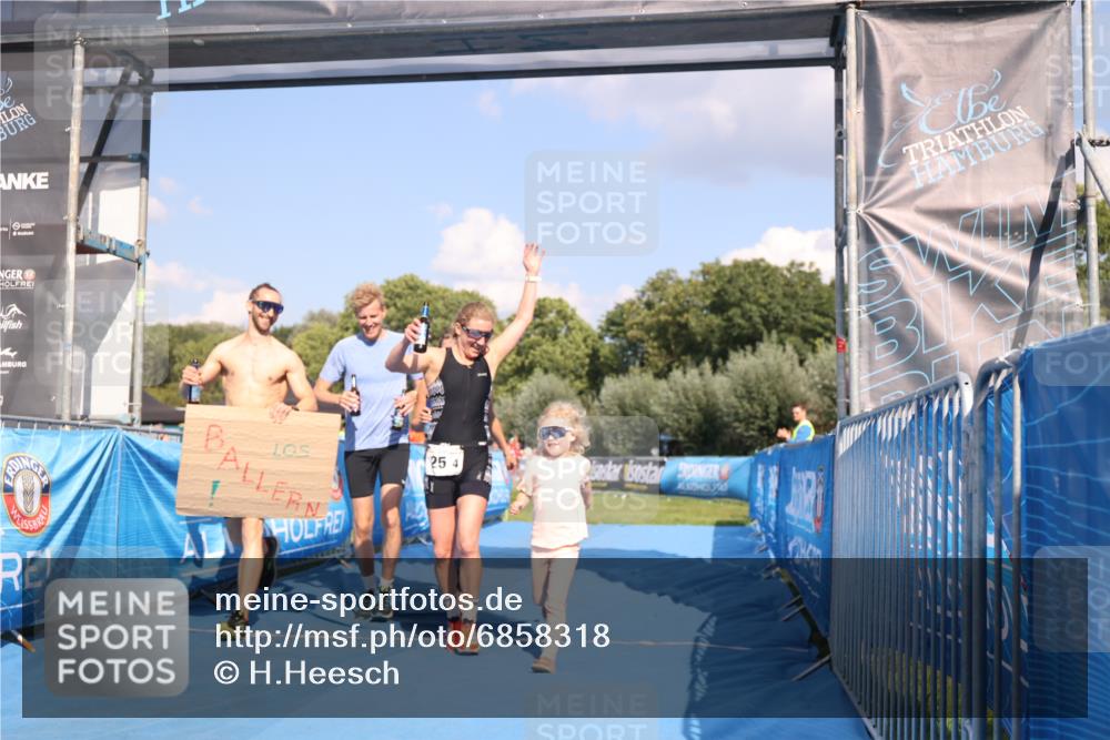 25.08.2024 - Elbe Triathlon Hamburg H.Heesch http://msf.ph/oto/6858318 25.08.2024 16:23:17 Ziel  meine-sportfotos.de