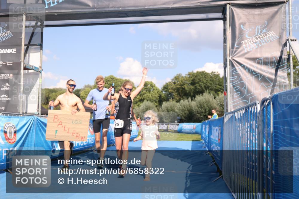 25.08.2024 - Elbe Triathlon Hamburg H.Heesch http://msf.ph/oto/6858322 25.08.2024 16:23:17 Ziel  meine-sportfotos.de
