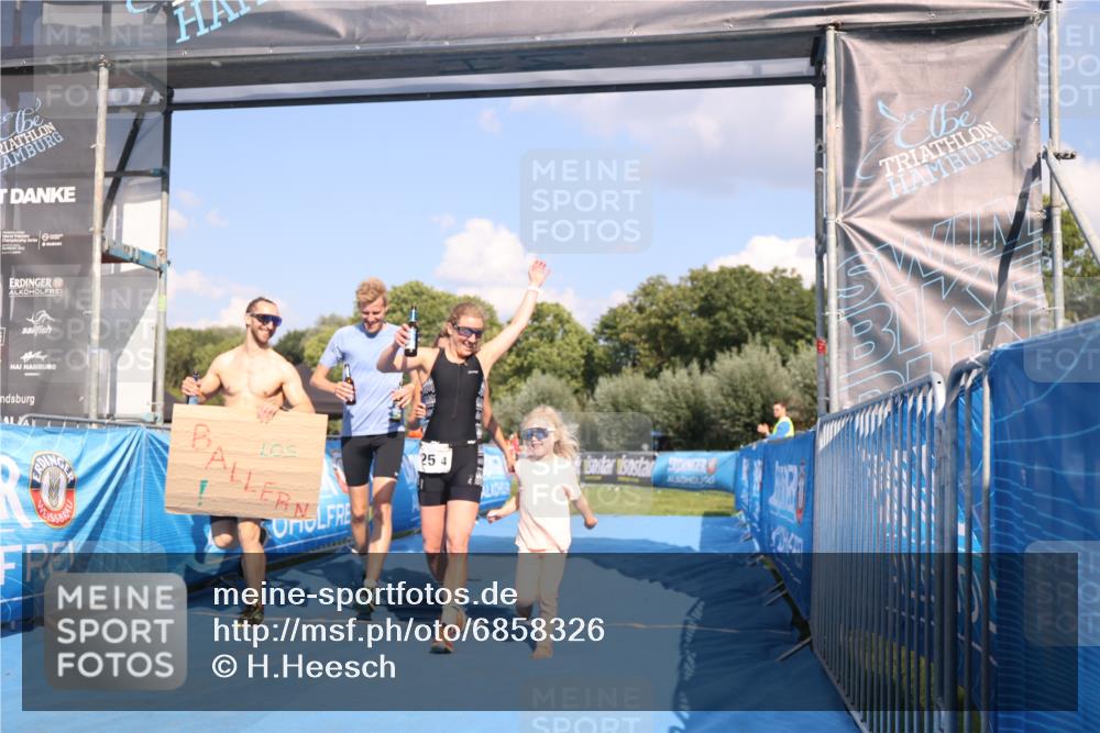 25.08.2024 - Elbe Triathlon Hamburg H.Heesch http://msf.ph/oto/6858326 25.08.2024 16:23:17 Ziel  meine-sportfotos.de