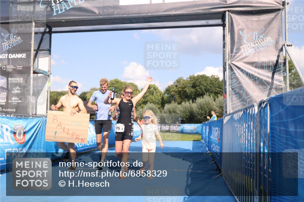25.08.2024 - Elbe Triathlon Hamburg H.Heesch http://msf.ph/oto/6858329 25.08.2024 16:23:17 Ziel  meine-sportfotos.de