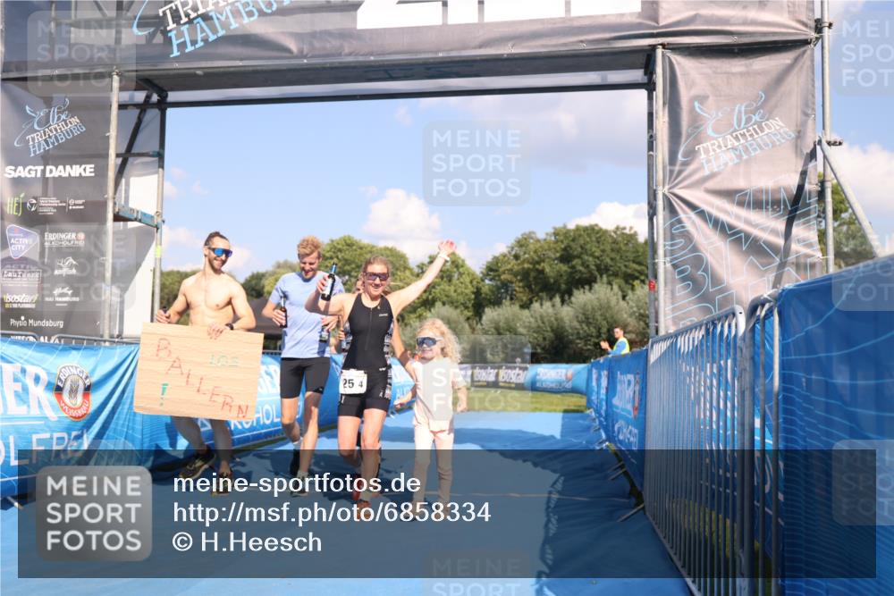25.08.2024 - Elbe Triathlon Hamburg H.Heesch http://msf.ph/oto/6858334 25.08.2024 16:23:17 Ziel  meine-sportfotos.de