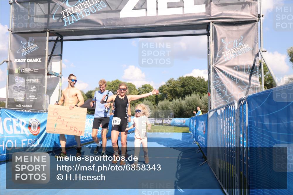 25.08.2024 - Elbe Triathlon Hamburg H.Heesch http://msf.ph/oto/6858343 25.08.2024 16:23:17 Ziel  meine-sportfotos.de