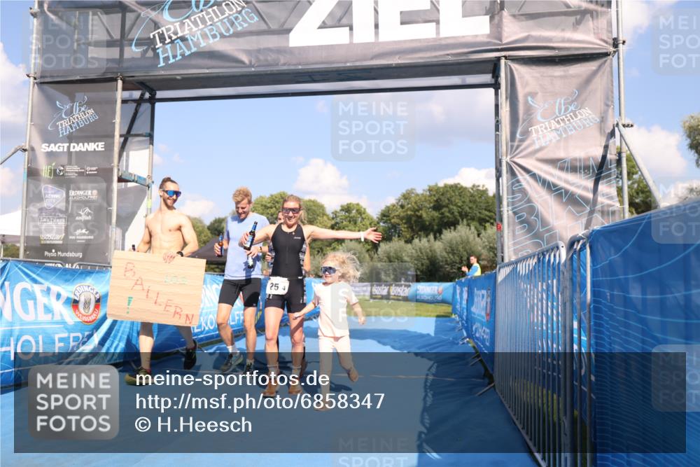 25.08.2024 - Elbe Triathlon Hamburg H.Heesch http://msf.ph/oto/6858347 25.08.2024 16:23:17 Ziel  meine-sportfotos.de