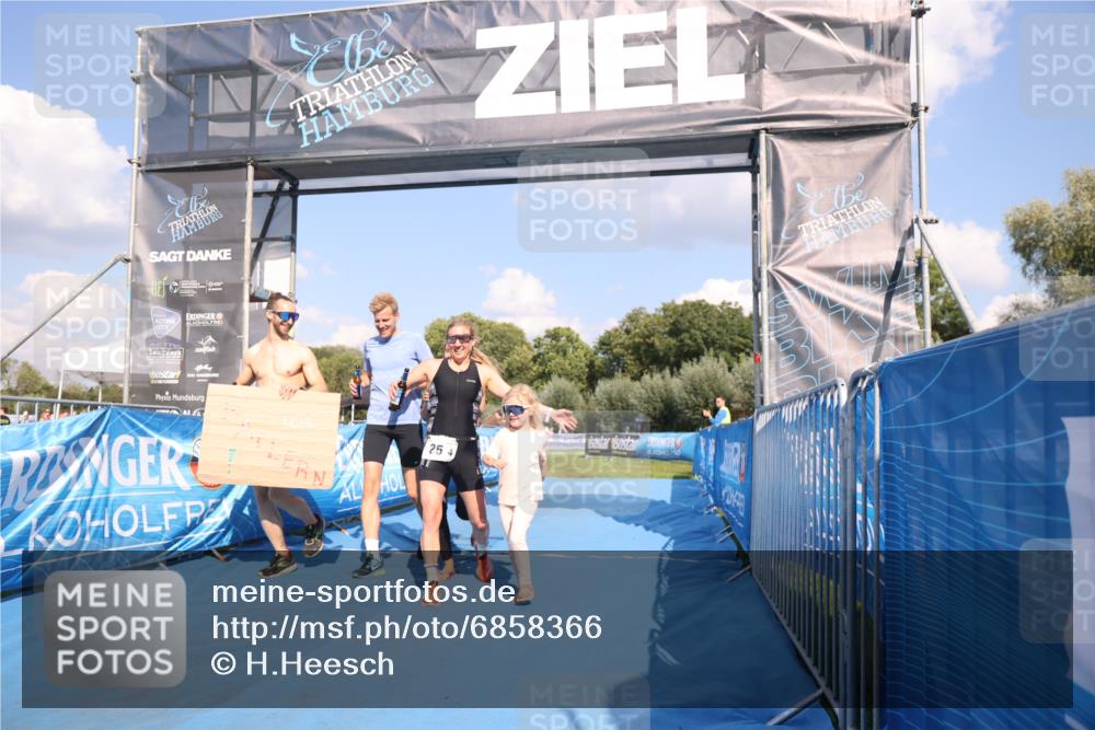 25.08.2024 - Elbe Triathlon Hamburg H.Heesch http://msf.ph/oto/6858366 25.08.2024 16:23:17 Ziel  meine-sportfotos.de