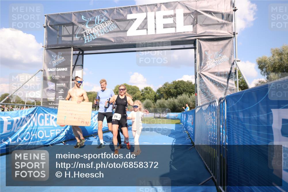 25.08.2024 - Elbe Triathlon Hamburg H.Heesch http://msf.ph/oto/6858372 25.08.2024 16:23:18 Ziel  meine-sportfotos.de