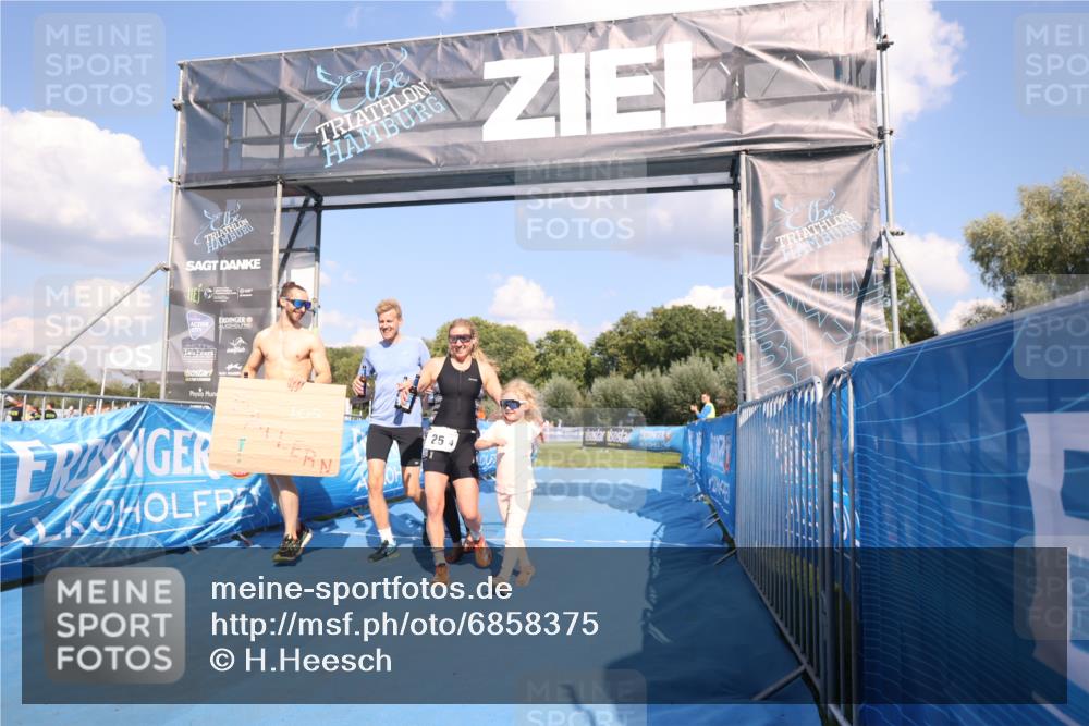 25.08.2024 - Elbe Triathlon Hamburg H.Heesch http://msf.ph/oto/6858375 25.08.2024 16:23:18 Ziel  meine-sportfotos.de