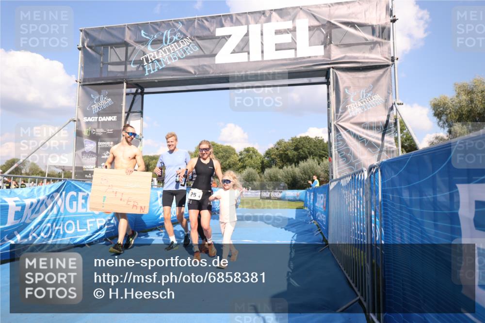 25.08.2024 - Elbe Triathlon Hamburg H.Heesch http://msf.ph/oto/6858381 25.08.2024 16:23:18 Ziel  meine-sportfotos.de