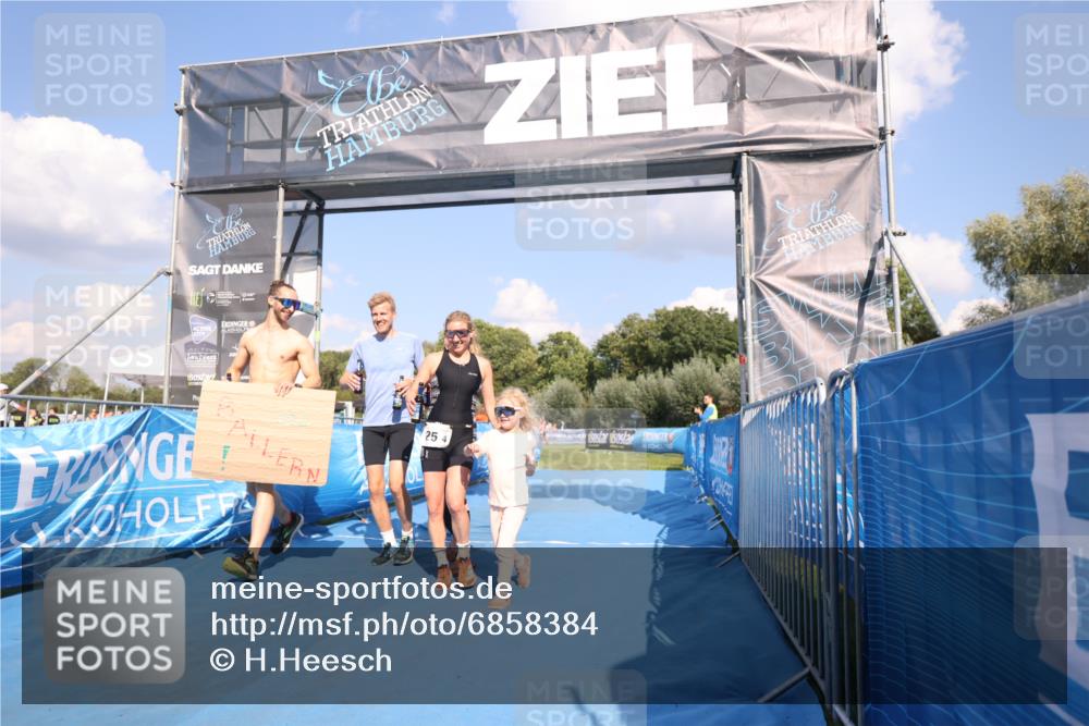 25.08.2024 - Elbe Triathlon Hamburg H.Heesch http://msf.ph/oto/6858384 25.08.2024 16:23:18 Ziel  meine-sportfotos.de