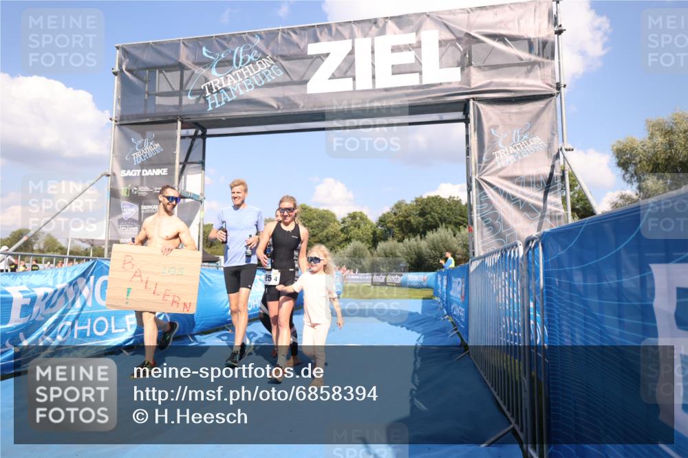 25.08.2024 - Elbe Triathlon Hamburg H.Heesch http://msf.ph/oto/6858394 25.08.2024 16:23:18 Ziel  meine-sportfotos.de