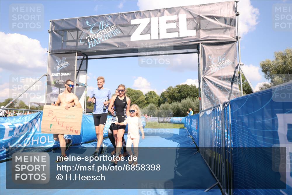 25.08.2024 - Elbe Triathlon Hamburg H.Heesch http://msf.ph/oto/6858398 25.08.2024 16:23:18 Ziel  meine-sportfotos.de
