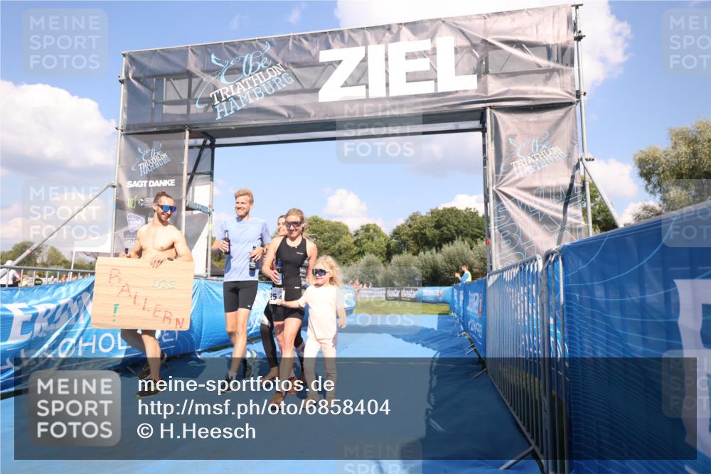 25.08.2024 - Elbe Triathlon Hamburg H.Heesch http://msf.ph/oto/6858404 25.08.2024 16:23:18 Ziel  meine-sportfotos.de