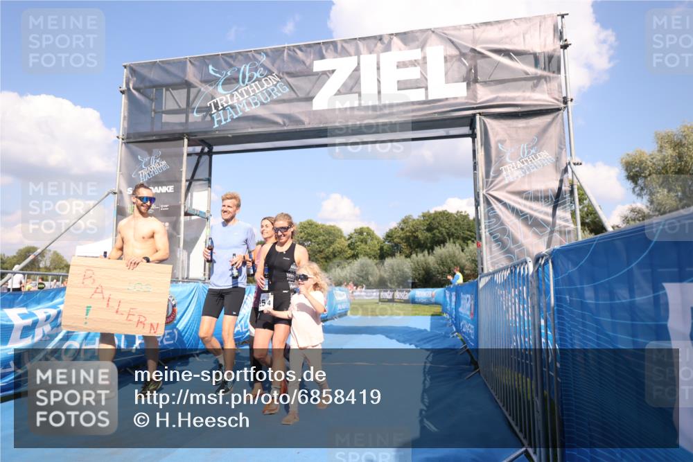 25.08.2024 - Elbe Triathlon Hamburg H.Heesch http://msf.ph/oto/6858419 25.08.2024 16:23:18 Ziel  meine-sportfotos.de
