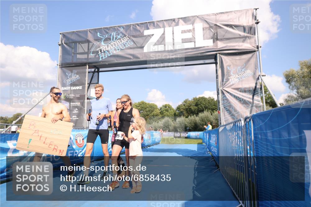 25.08.2024 - Elbe Triathlon Hamburg H.Heesch http://msf.ph/oto/6858435 25.08.2024 16:23:18 Ziel  meine-sportfotos.de