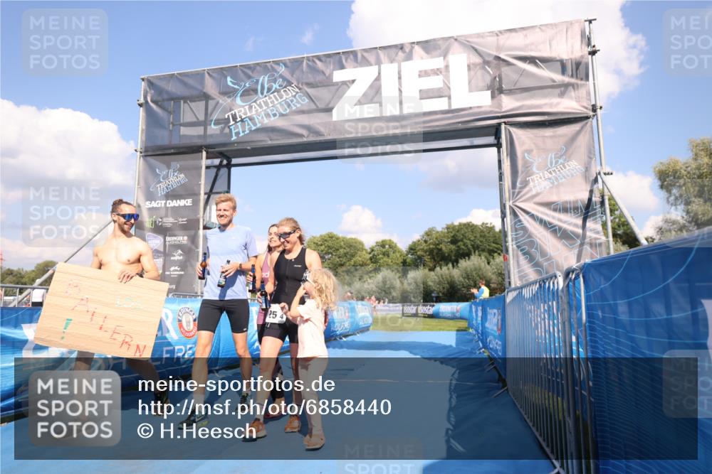 25.08.2024 - Elbe Triathlon Hamburg H.Heesch http://msf.ph/oto/6858440 25.08.2024 16:23:18 Ziel  meine-sportfotos.de