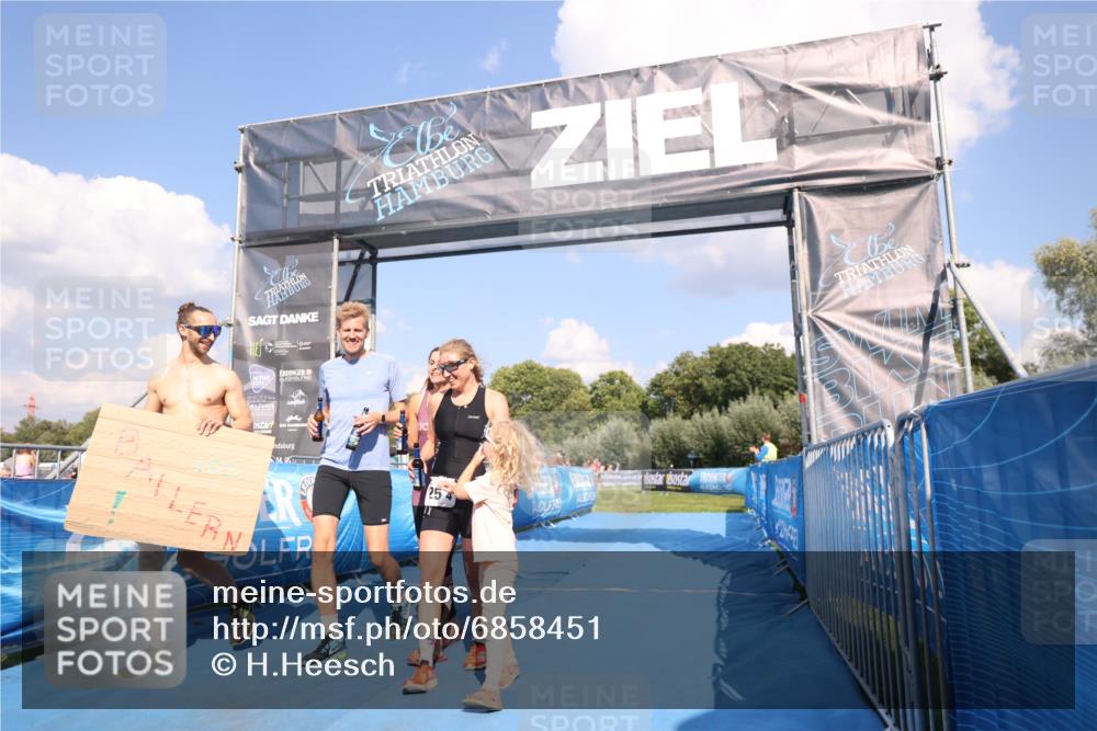 25.08.2024 - Elbe Triathlon Hamburg H.Heesch http://msf.ph/oto/6858451 25.08.2024 16:23:18 Ziel  meine-sportfotos.de