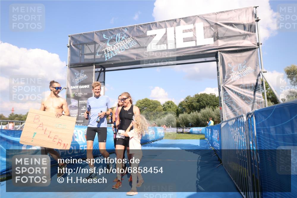25.08.2024 - Elbe Triathlon Hamburg H.Heesch http://msf.ph/oto/6858454 25.08.2024 16:23:18 Ziel  meine-sportfotos.de