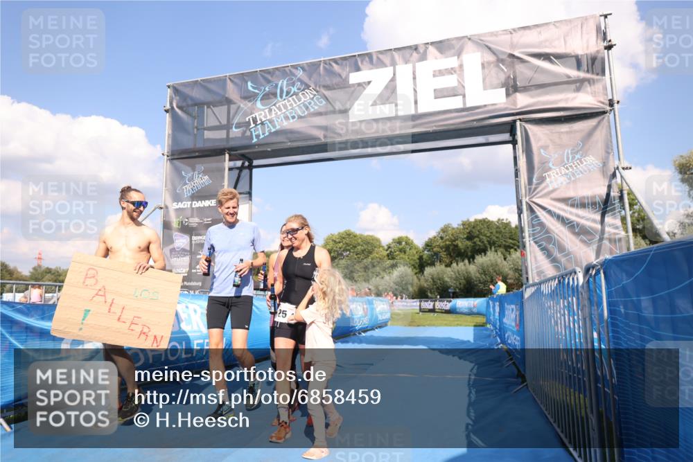 25.08.2024 - Elbe Triathlon Hamburg H.Heesch http://msf.ph/oto/6858459 25.08.2024 16:23:18 Ziel  meine-sportfotos.de