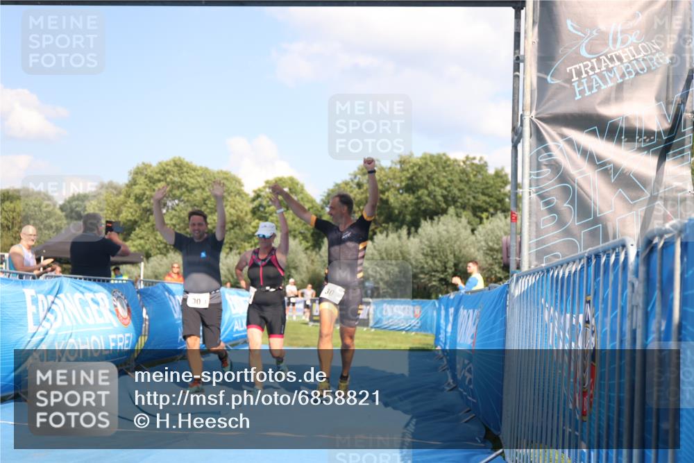 25.08.2024 - Elbe Triathlon Hamburg H.Heesch http://msf.ph/oto/6858821 25.08.2024 16:26:49 Ziel  meine-sportfotos.de