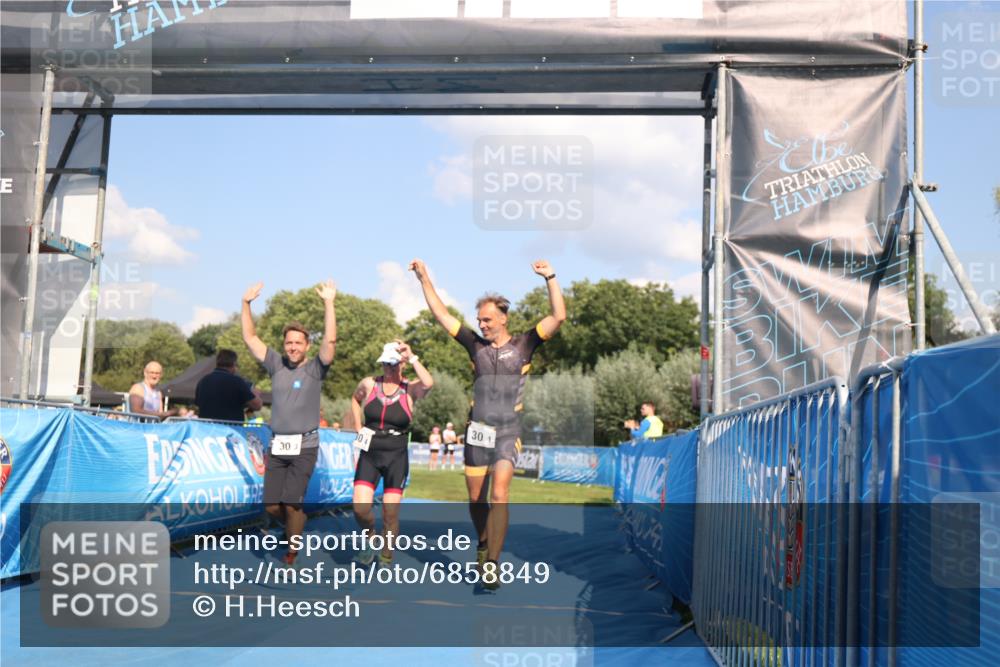 25.08.2024 - Elbe Triathlon Hamburg H.Heesch http://msf.ph/oto/6858849 25.08.2024 16:26:50 Ziel  meine-sportfotos.de
