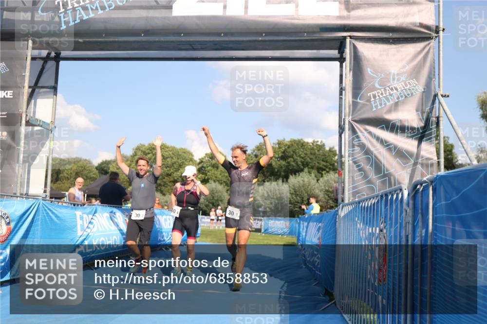 25.08.2024 - Elbe Triathlon Hamburg H.Heesch http://msf.ph/oto/6858853 25.08.2024 16:26:50 Ziel  meine-sportfotos.de