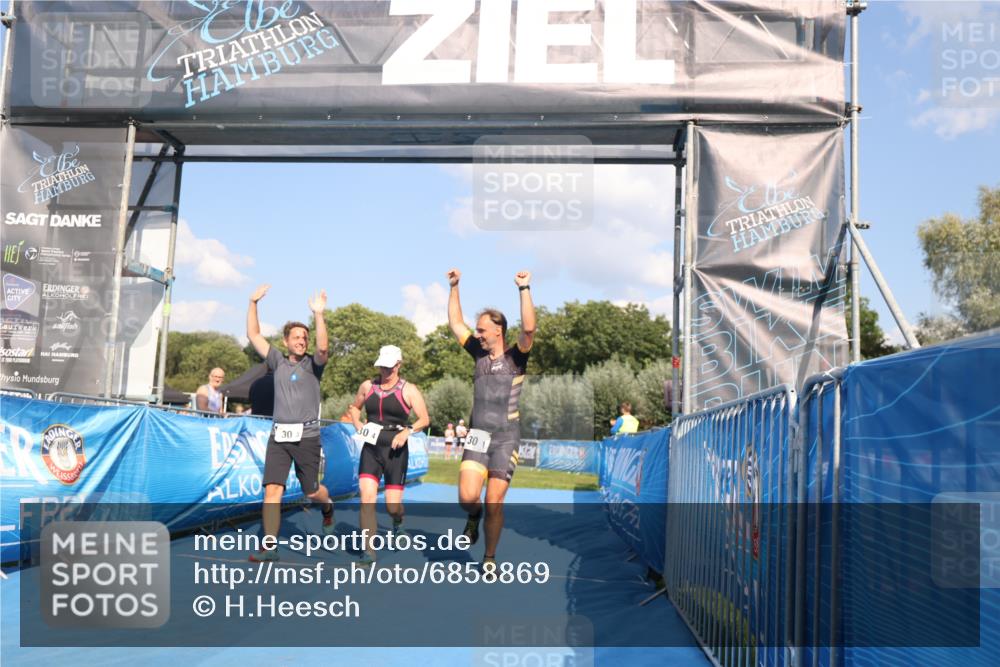 25.08.2024 - Elbe Triathlon Hamburg H.Heesch http://msf.ph/oto/6858869 25.08.2024 16:26:50 Ziel  meine-sportfotos.de