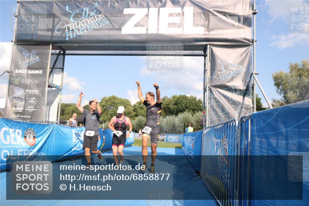 25.08.2024 - Elbe Triathlon Hamburg H.Heesch http://msf.ph/oto/6858877 25.08.2024 16:26:50 Ziel  meine-sportfotos.de