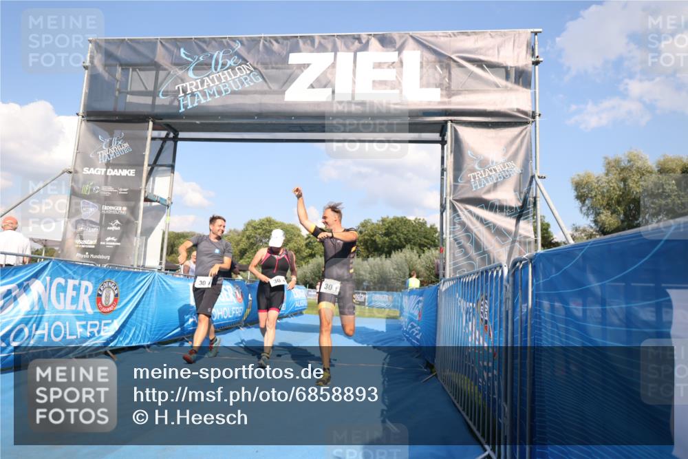 25.08.2024 - Elbe Triathlon Hamburg H.Heesch http://msf.ph/oto/6858893 25.08.2024 16:26:50 Ziel  meine-sportfotos.de