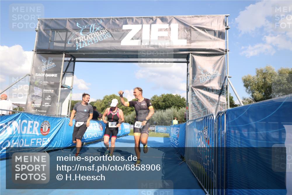 25.08.2024 - Elbe Triathlon Hamburg H.Heesch http://msf.ph/oto/6858906 25.08.2024 16:26:50 Ziel  meine-sportfotos.de