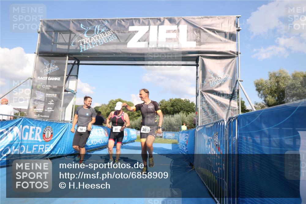 25.08.2024 - Elbe Triathlon Hamburg H.Heesch http://msf.ph/oto/6858909 25.08.2024 16:26:50 Ziel  meine-sportfotos.de