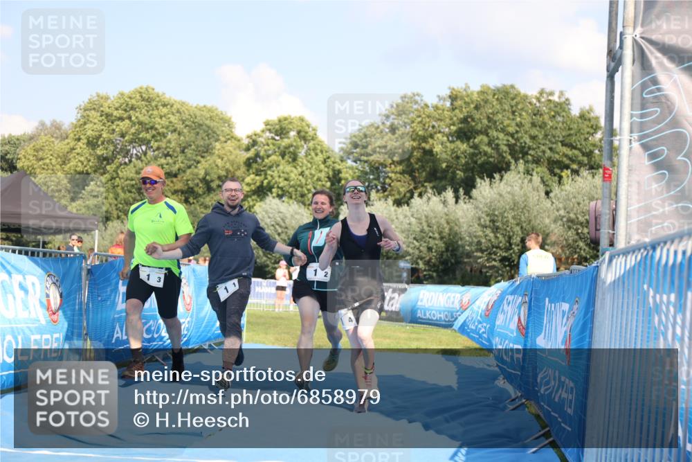 25.08.2024 - Elbe Triathlon Hamburg H.Heesch http://msf.ph/oto/6858979 25.08.2024 16:27:21 Ziel  meine-sportfotos.de