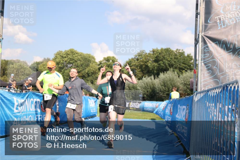 25.08.2024 - Elbe Triathlon Hamburg H.Heesch http://msf.ph/oto/6859015 25.08.2024 16:27:21 Ziel  meine-sportfotos.de