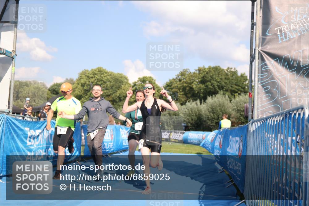 25.08.2024 - Elbe Triathlon Hamburg H.Heesch http://msf.ph/oto/6859025 25.08.2024 16:27:21 Ziel  meine-sportfotos.de