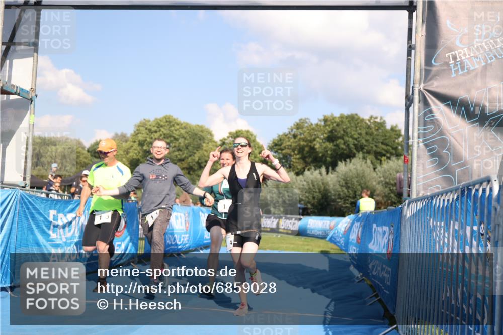 25.08.2024 - Elbe Triathlon Hamburg H.Heesch http://msf.ph/oto/6859028 25.08.2024 16:27:21 Ziel  meine-sportfotos.de