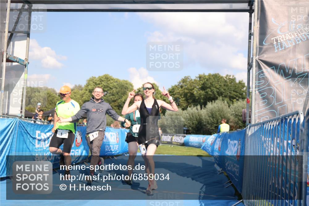 25.08.2024 - Elbe Triathlon Hamburg H.Heesch http://msf.ph/oto/6859034 25.08.2024 16:27:21 Ziel  meine-sportfotos.de