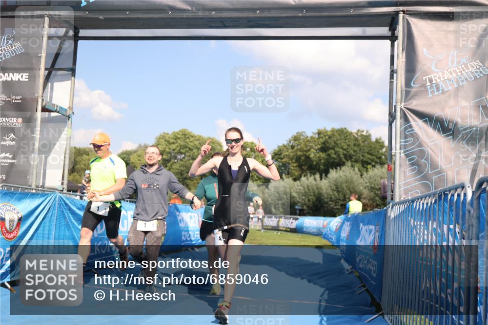 25.08.2024 - Elbe Triathlon Hamburg H.Heesch http://msf.ph/oto/6859046 25.08.2024 16:27:21 Ziel  meine-sportfotos.de
