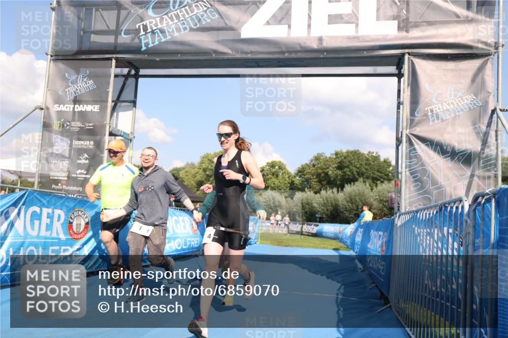 25.08.2024 - Elbe Triathlon Hamburg H.Heesch http://msf.ph/oto/6859070 25.08.2024 16:27:22 Ziel  meine-sportfotos.de