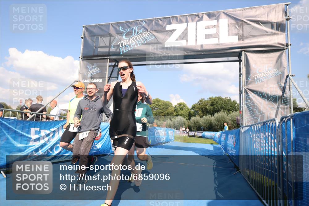 25.08.2024 - Elbe Triathlon Hamburg H.Heesch http://msf.ph/oto/6859096 25.08.2024 16:27:22 Ziel  meine-sportfotos.de
