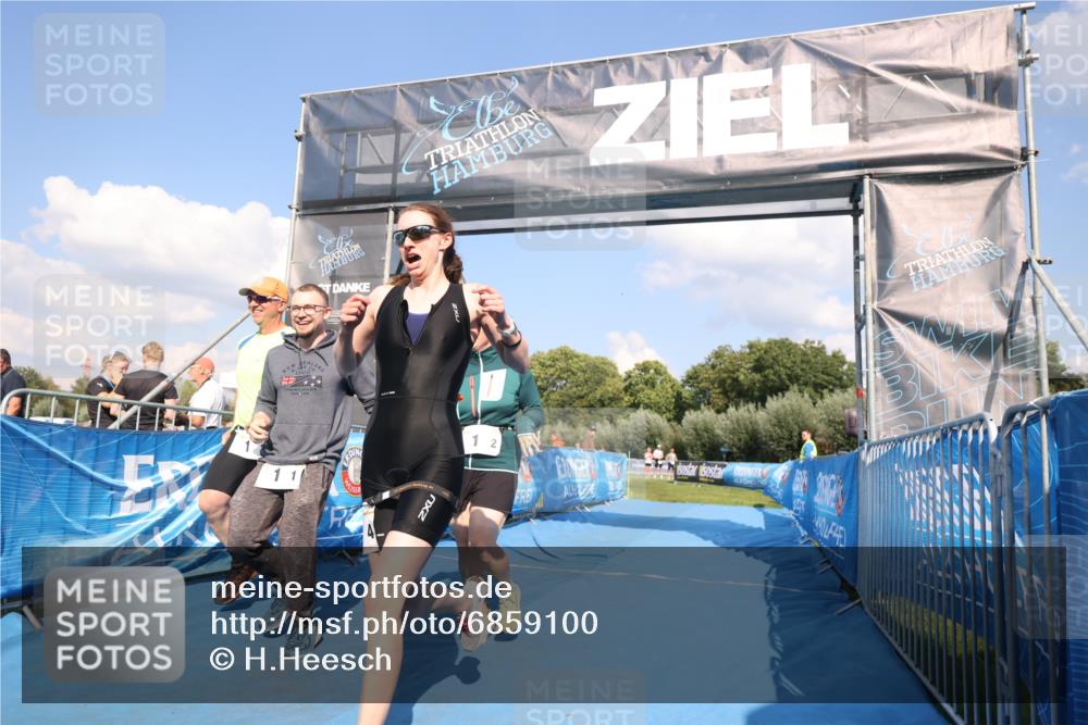 25.08.2024 - Elbe Triathlon Hamburg H.Heesch http://msf.ph/oto/6859100 25.08.2024 16:27:22 Ziel  meine-sportfotos.de